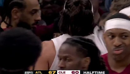 开云体育-半场：骑士以60-67落后老鹰，莫布利16+10米切尔14分