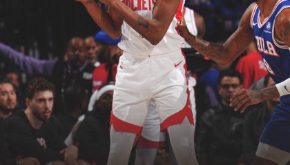 开云体育app-休媒怒批申京软弱无能！火蜜建议决胜时刻DNP：在场-18各种误攻