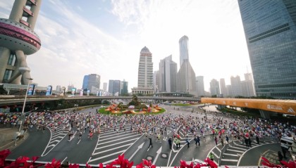 开云体育官网-阿迪达斯持续护航上海半程马拉松，全面赋能跑者赛道新突破